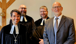Dekan Dr. Manuél Ceglarek, der Neudrossenfelder Pfarrer Thomas Wolf und der Bindlacher Pfarrer Edmund Grömer freuen sich mit Rel.päd. Elmar Fertig-Dippold über die Einführung