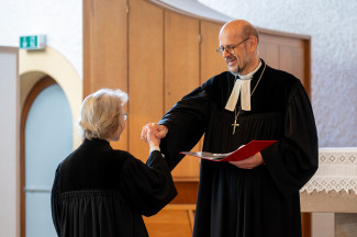 Dekan Hacker verabschiedet Pfrin. Bauer