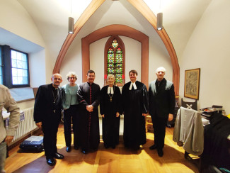 Die Mitwirkenden des Internationalen Gottesdienstes in der Sakristei